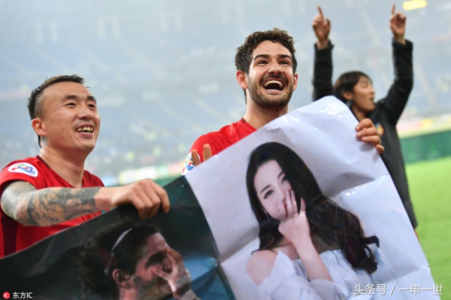 权健外援帕托赢球后场边示爱迪丽热巴！迪丽热巴团队的回应扎心了