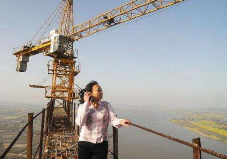 塔吊司机和挖掘机司机哪个工资高,南宁塔吊司机工资一般多少