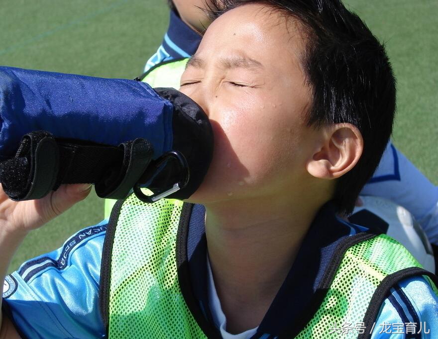 宝宝半夜口渴又不喝水怎么办,孩子不爱喝水总是口渴怎么回事