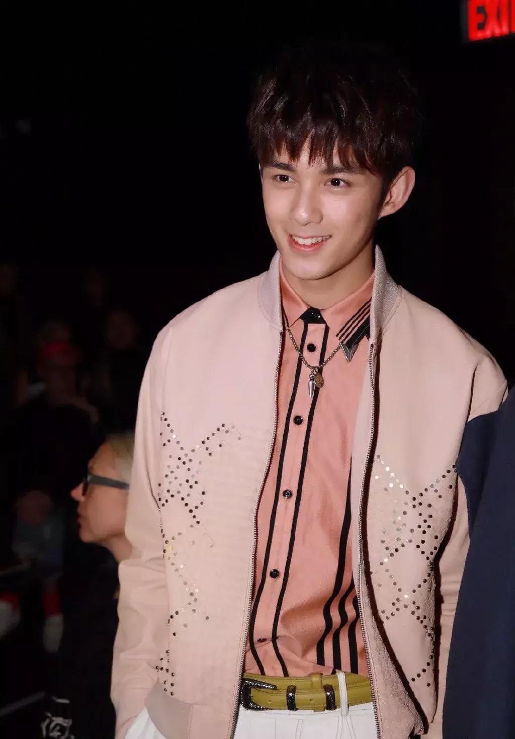 今年春天衬衫最新穿法，不时髦都不行，太有气质了