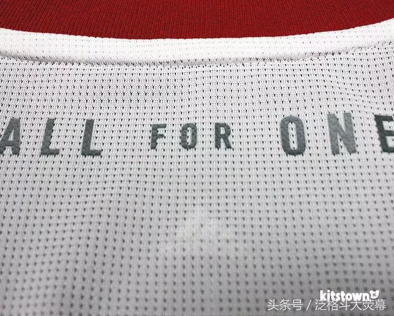 同样是赞助商打包各队球衣，中超和这联赛的差距怎么这么大？