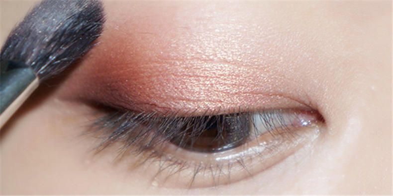 各种颜色的眼影如何使用,粉橘色眼影的正确使用方法
