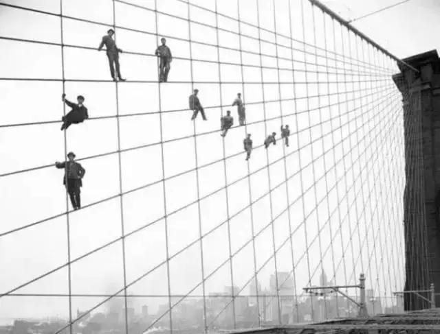 站着的霍金的照片,希拉里和霍金