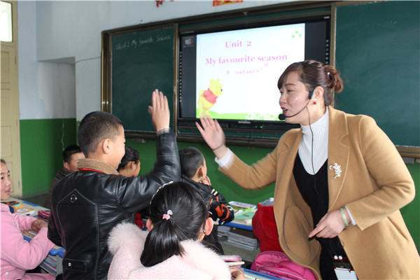 庄浪县南湖小学刘艳艳英语课堂寓教于乐