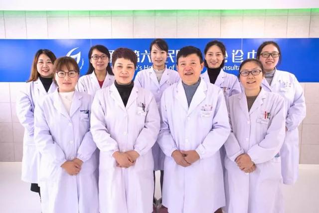 这么高难的体位，两个小兄弟做到了！可更厉害的是……