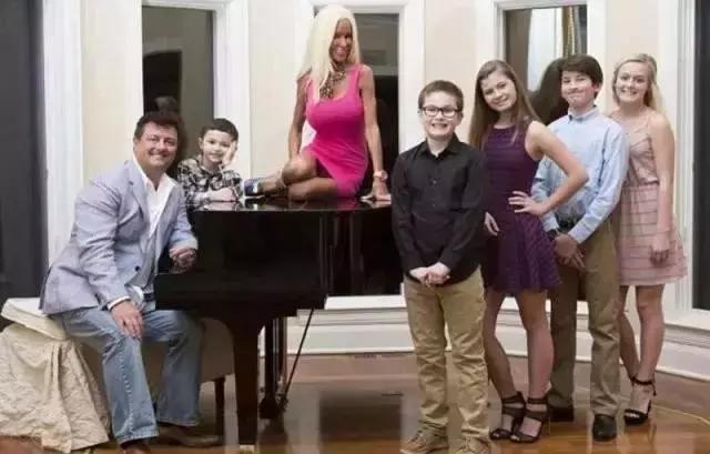 真人整容成芭比娃娃,给自己整容成芭比娃娃