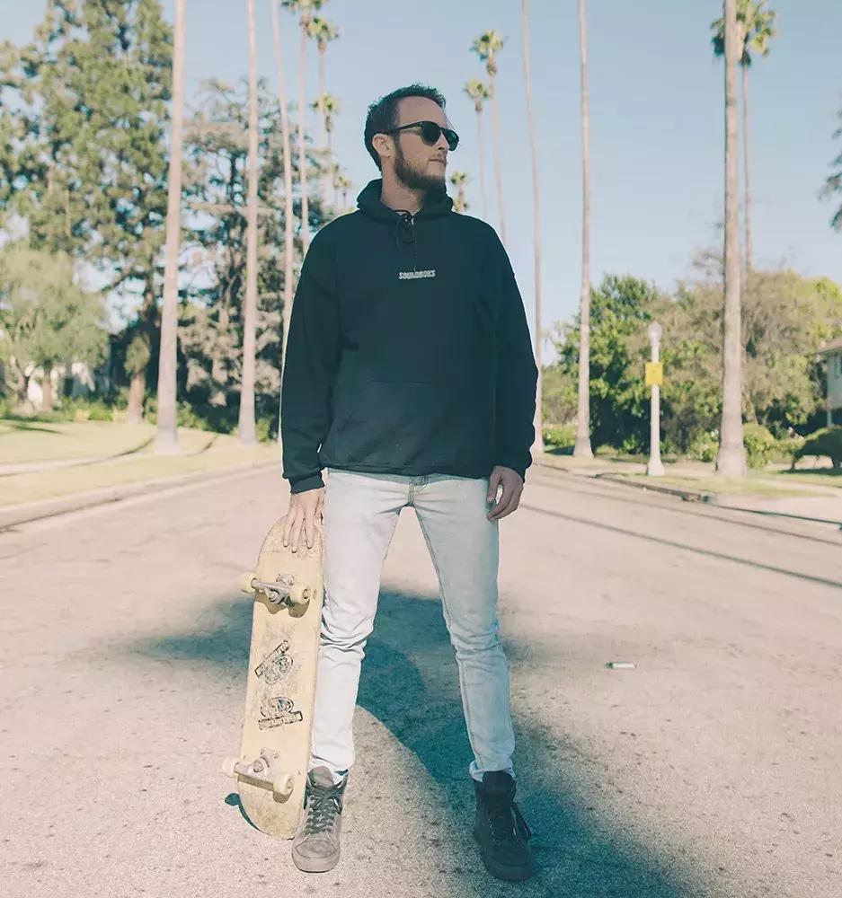 男士墨绿色帽衫怎么搭,不只有黑白色的男生穿搭