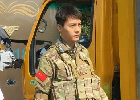 陈伟霆拍戏抱秦海璐,陈伟霆第一次见秦海璐