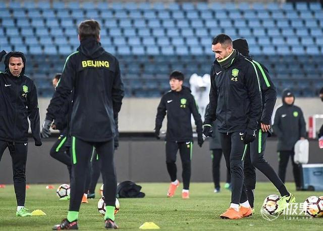 首发试穿顺丰×耐克定制快递服：能配它的只有特斯拉定制三蹦子！