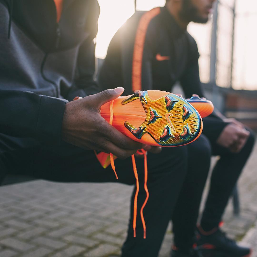 安踏足球鞋enjoyz,好看足球鞋照片