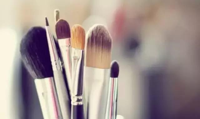 涂粉底液女人都担心的是什么,99%女人搞错油性肌肤解决方法