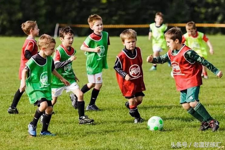 外国球星看中国小朋友踢足球评价,看外国小孩踢足球