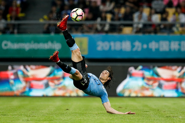 中国杯上倒钩的新疆球员,卡瓦尼单刀弧线球