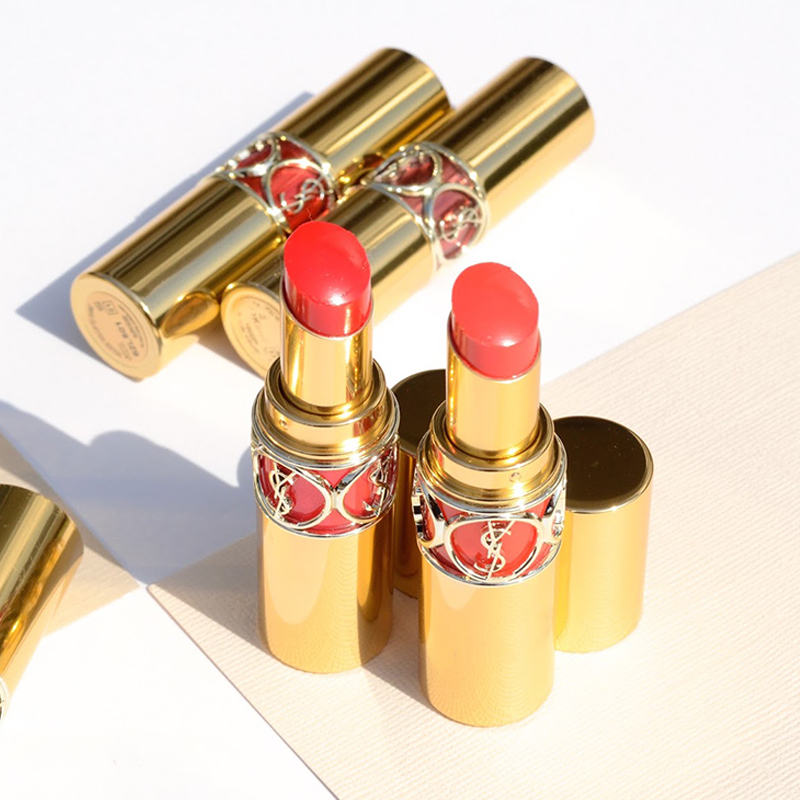 浅色唇妆妆容 (精致大红唇妆容惊艳)