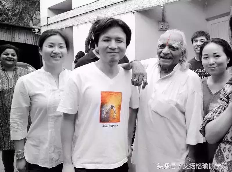 Guruji为什么要在额头画一道红印？