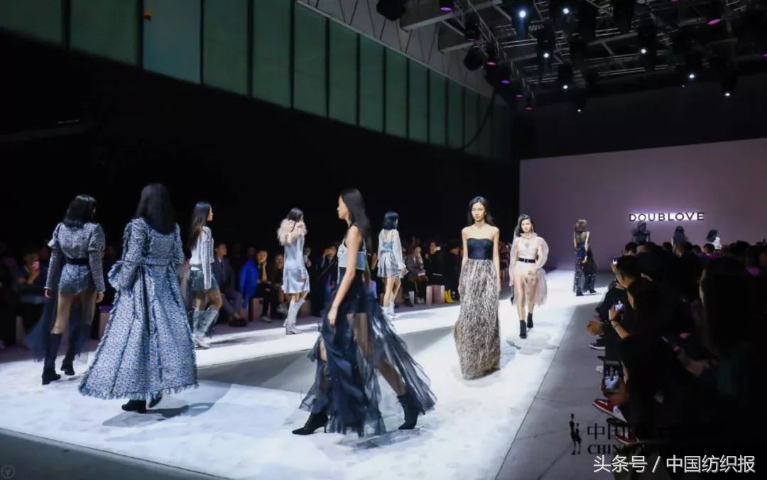 从职场玩到生活的穿衣搭配,雅莹时尚女装