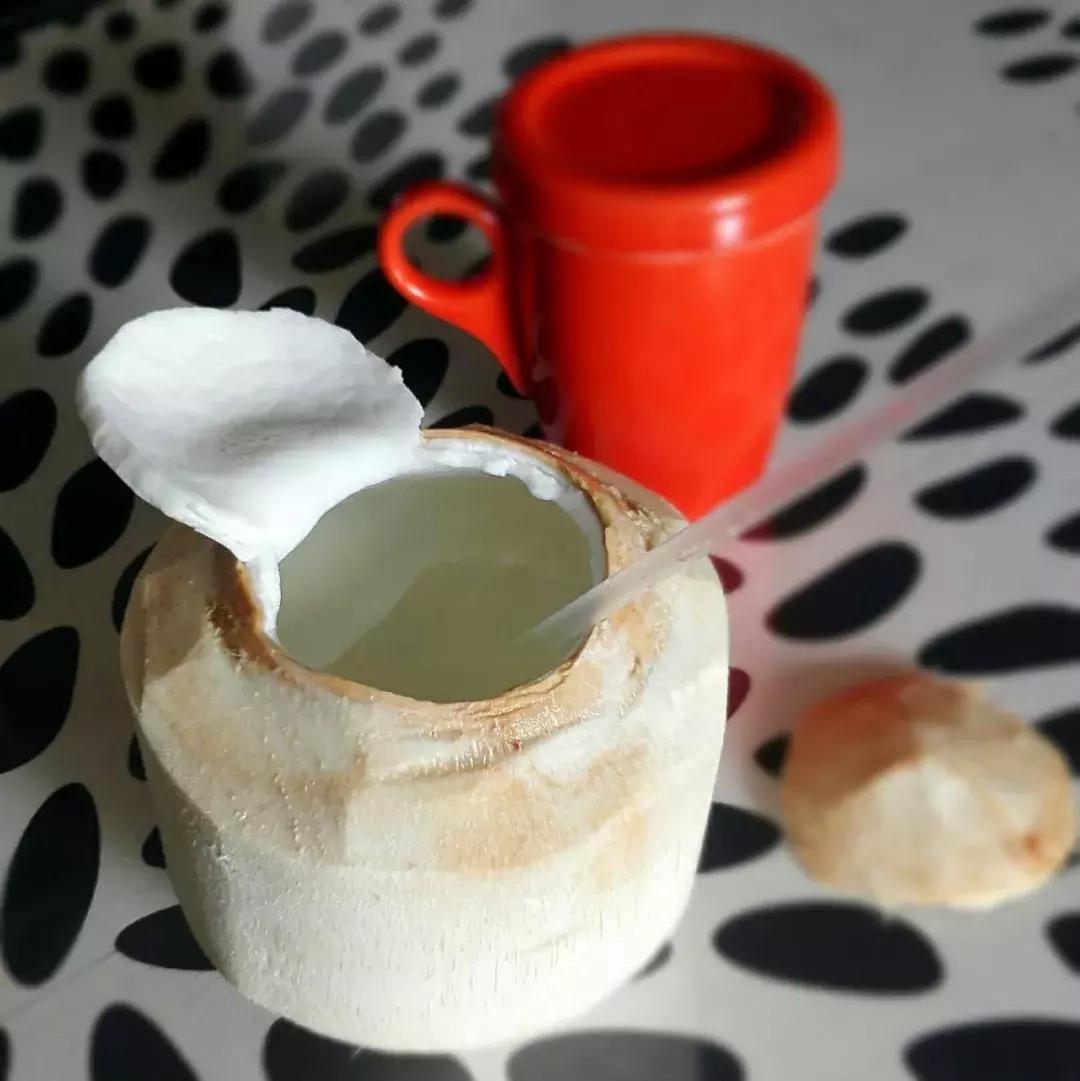 小刀开椰子最简单的方法,不用菜刀的开椰子的方法