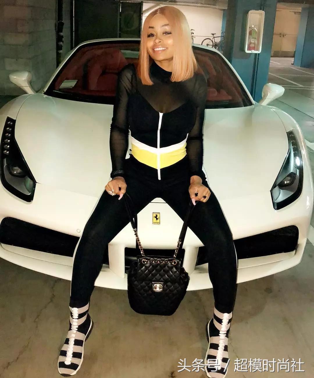 艳照全网热传！比大胸巨臀更牛逼的是她手撕卡戴珊家族的上位史