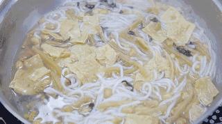 螺蛳粉酸辣鲜爽正宗柳州风味,螺蛳粉酸辣鲜柳州人就爱吃这个味