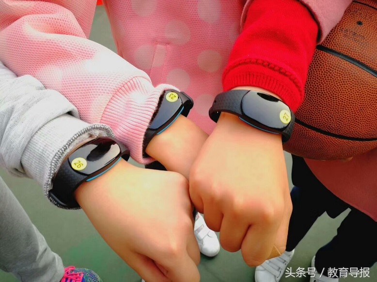 担心学生运动负荷过量？成都市龙江路小学体育课让学生佩戴了这个