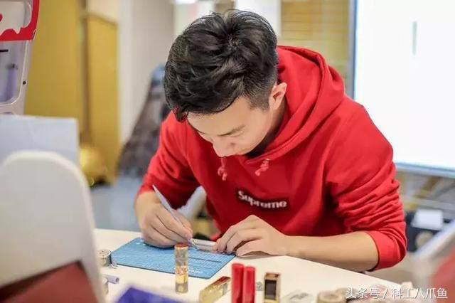 90后帅哥摆地摊,专门给口红贴膜月入过万