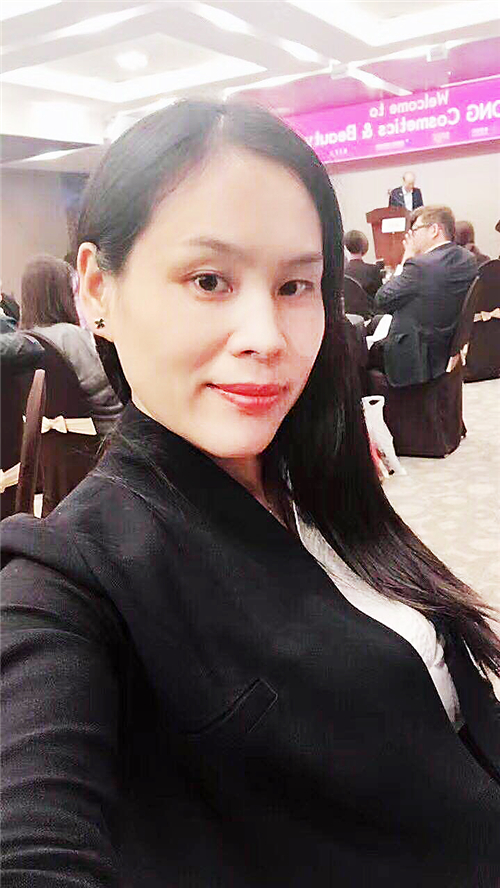 朋友圈卖面膜,在朋友圈卖产品的女人