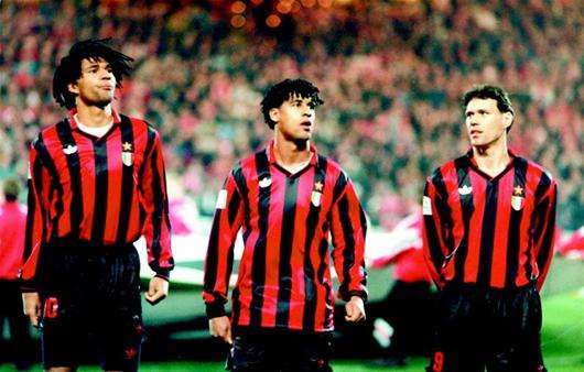 他率队4-0暴揍巴萨梦之队，一个赛季狂轰74球