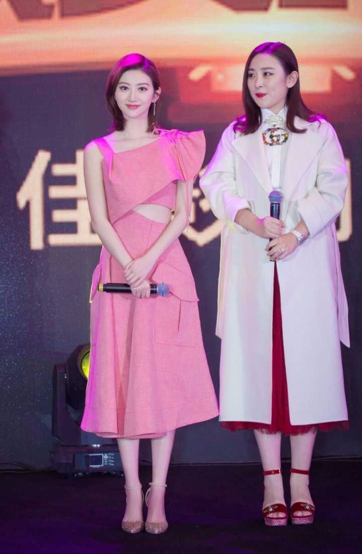 当张继科和景甜高调秀恩爱时,张继科晒出与景甜手拉手甜蜜照