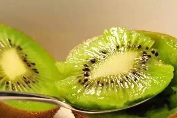 刚吃半个，男子竟差点送命！这种水果正大量上市，很多人爱吃！