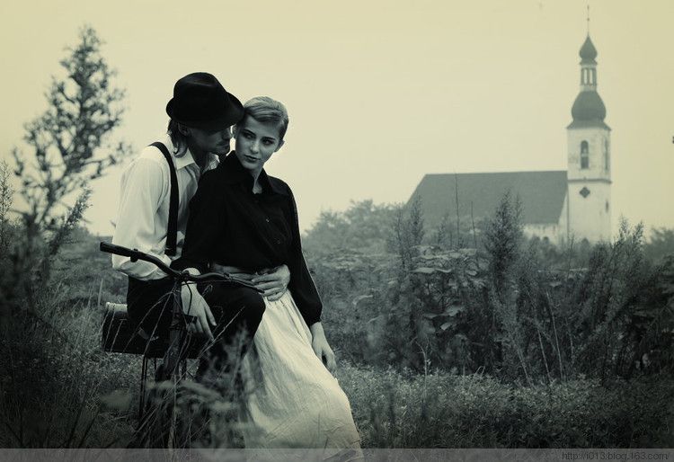 猫生气了我们怎么哄它,把猫关阳台生气了怎么哄它