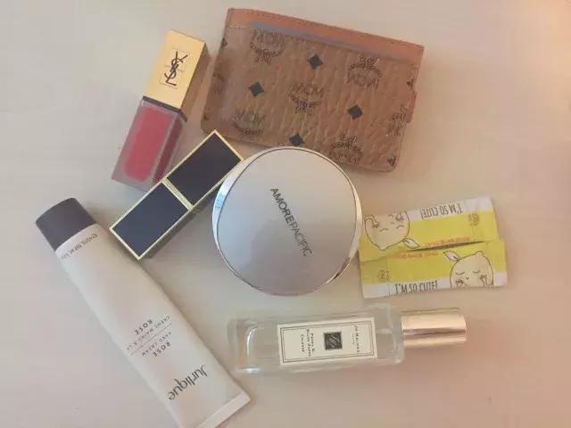 翻包行动|我居然在职场精英小姐姐的包里发现了。。。