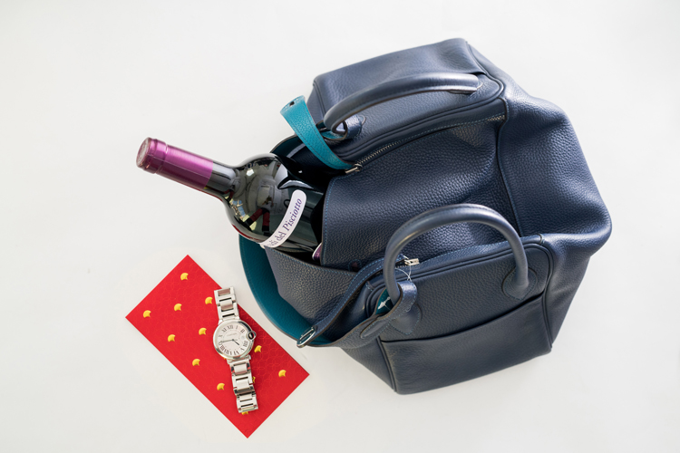 我们翻遍了300名员工的私人包价值¥100000000没别的就是壕！