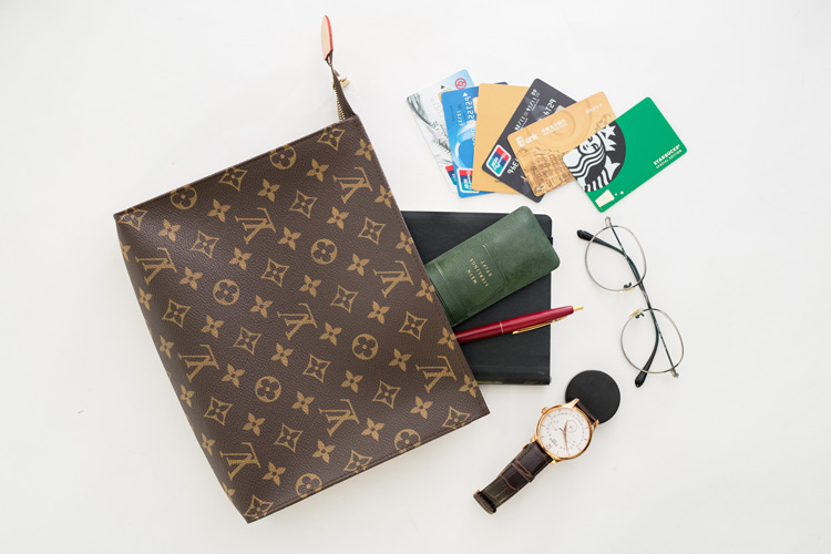 我们翻遍了300名员工的私人包价值¥100000000没别的就是壕！