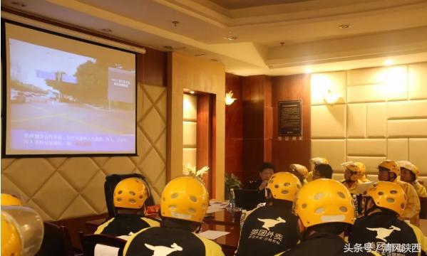 南郑交警为美团外卖配送员戴上交通安全“紧箍咒”