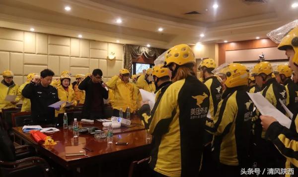 南郑交警为美团外卖配送员戴上交通安全“紧箍咒”