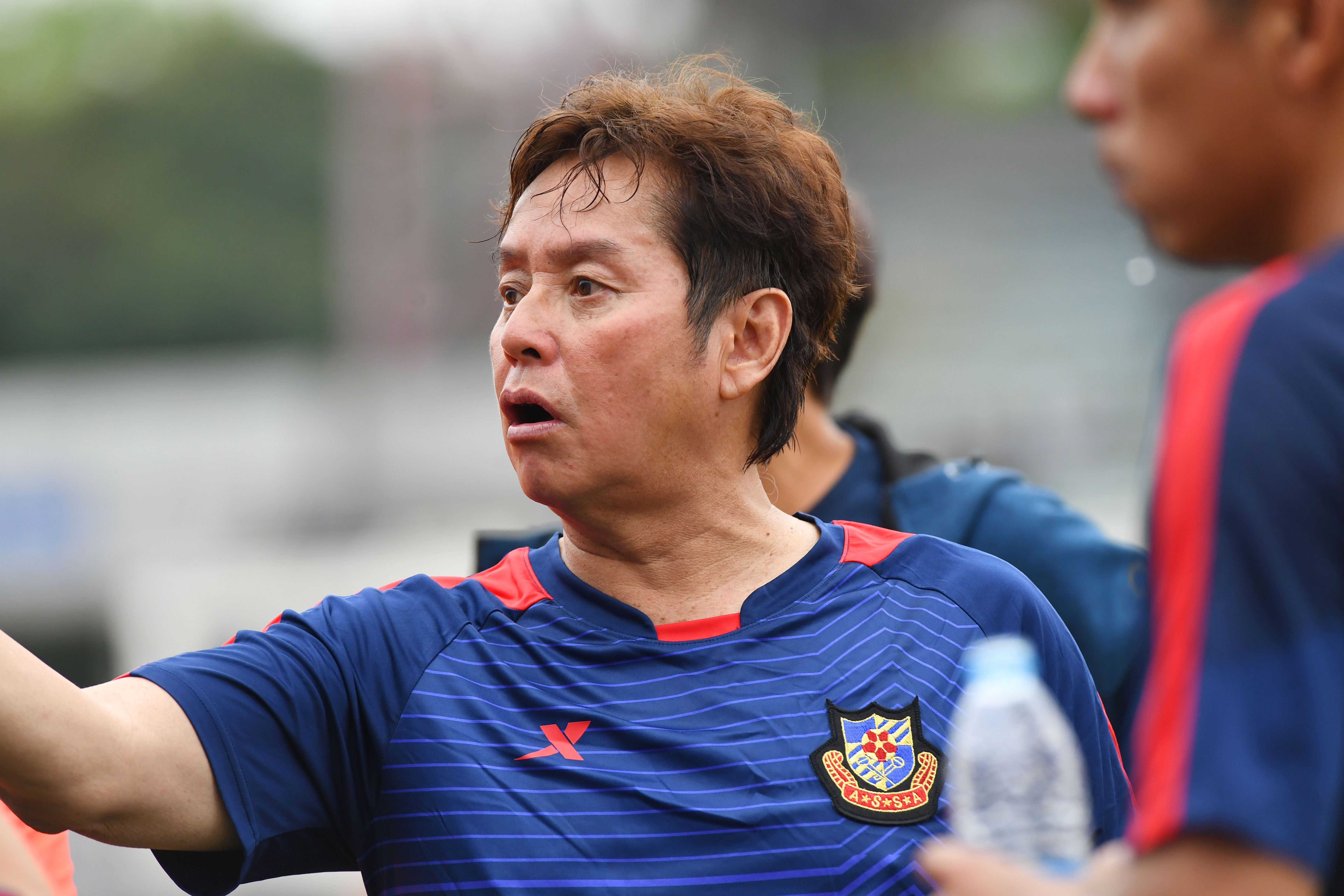 香港明星足球队员谭咏麟合照,香港足球队表演赛谭咏麟