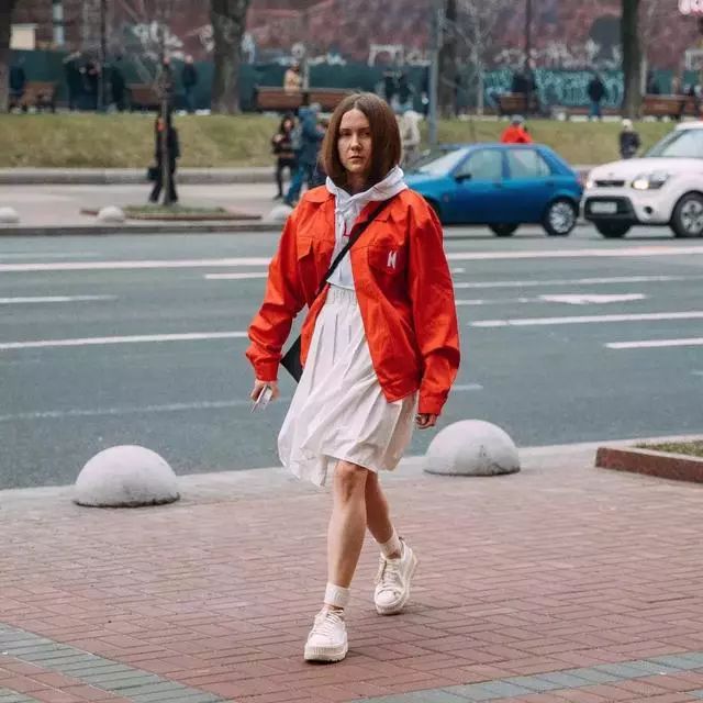 长款百褶裙夏季怎么搭配,这个夏天必备的三款半裙百褶裙