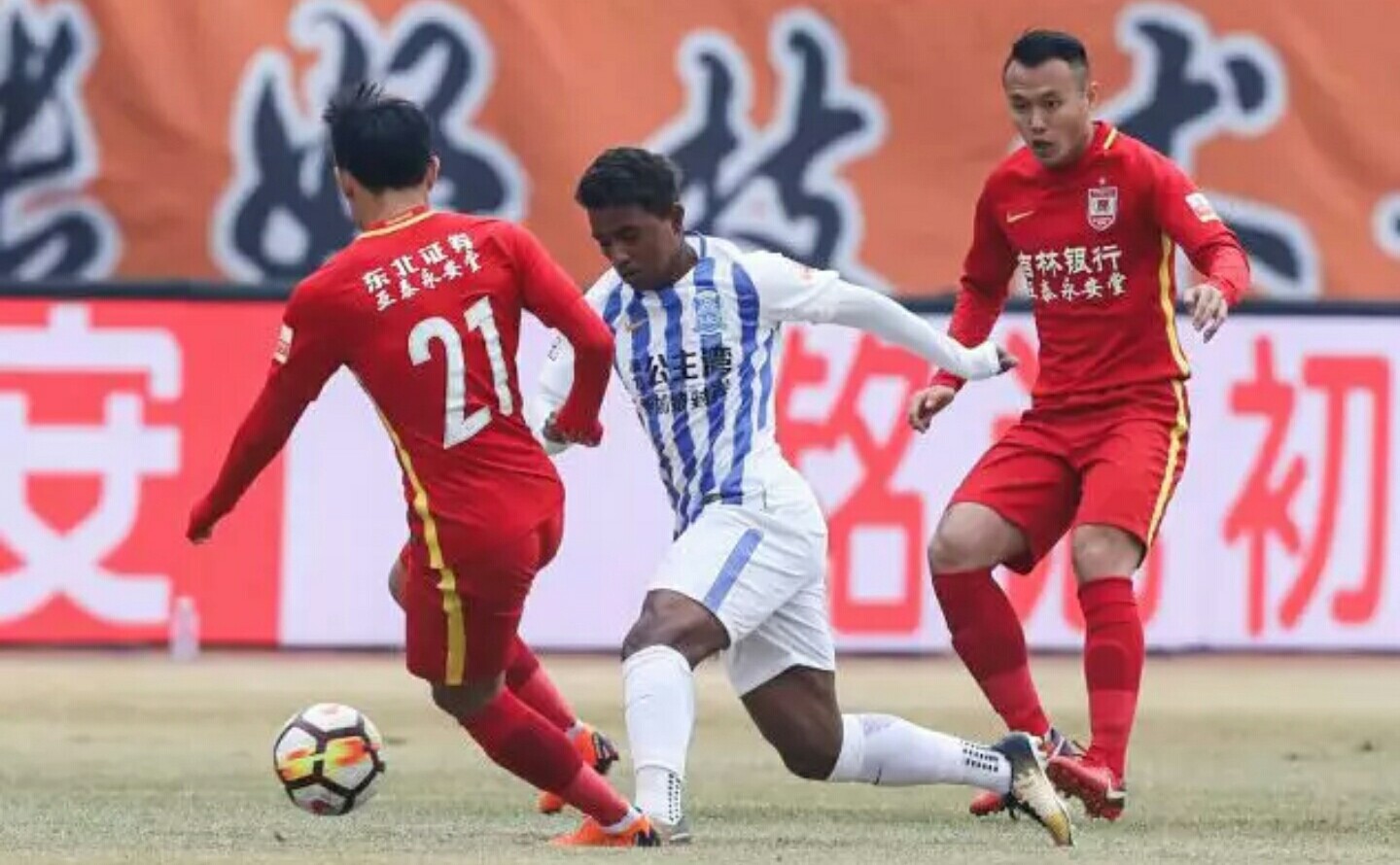 主裁马力诠释VR神功，富力客场意外笑纳3分大礼