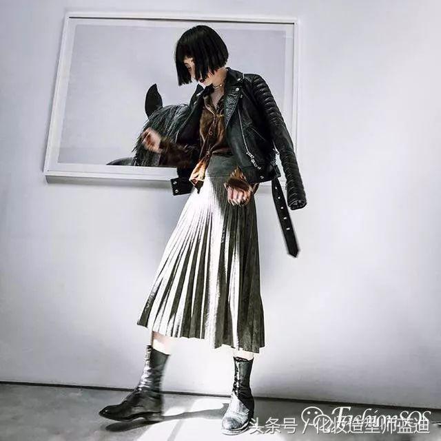 圆领卫衣长款百褶裙搭配图女款,百褶裙搭配卫衣搭配丝袜乐福鞋