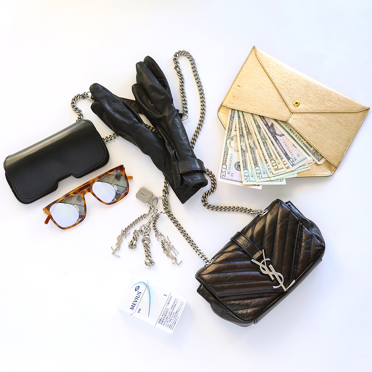 我们翻遍了300名员工的私人包价值¥100000000没别的就是壕！