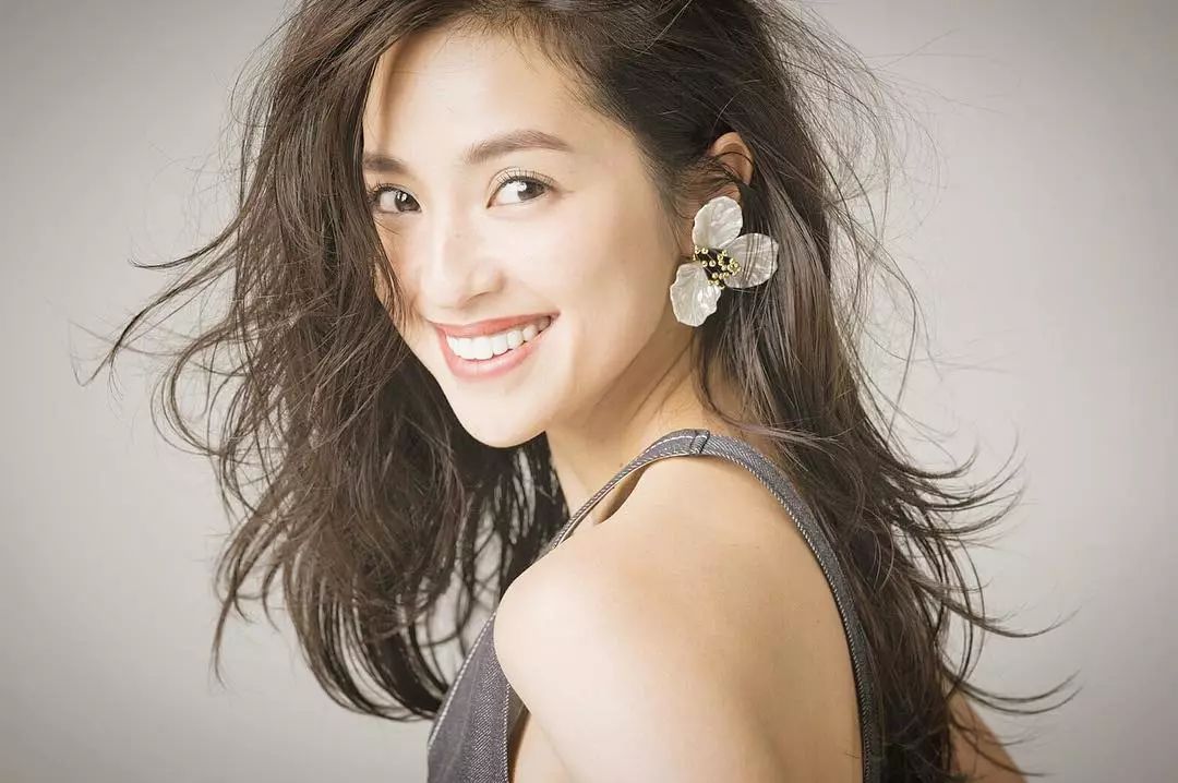 脸上种了樱桃草莓？郑爽崔雪莉的“果汁脸”怎么画出来？