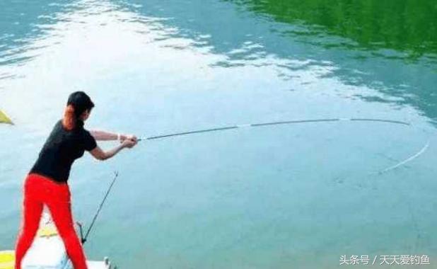 钓大鱼遛鱼正确的握竿姿势,钓大鱼的提竿及遛鱼技巧