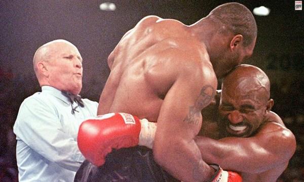 泰森咬耳朵事件咬掉了吗,泰森拳击比赛咬耳朵这一场谁赢了