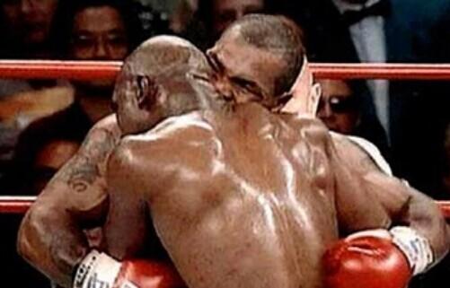 泰森咬耳朵事件咬掉了吗,泰森拳击比赛咬耳朵这一场谁赢了