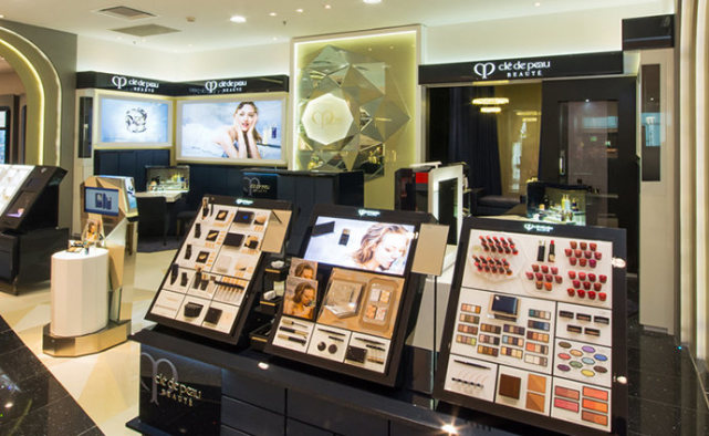 中国游客赴日疯狂抢购化妆品日本商家再次调整限购