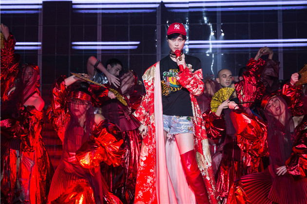 李宇春高定2022,回忆2018年李宇春的演唱会