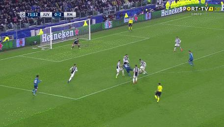 尤文门将布冯跟c罗,c罗3比0逆转布冯