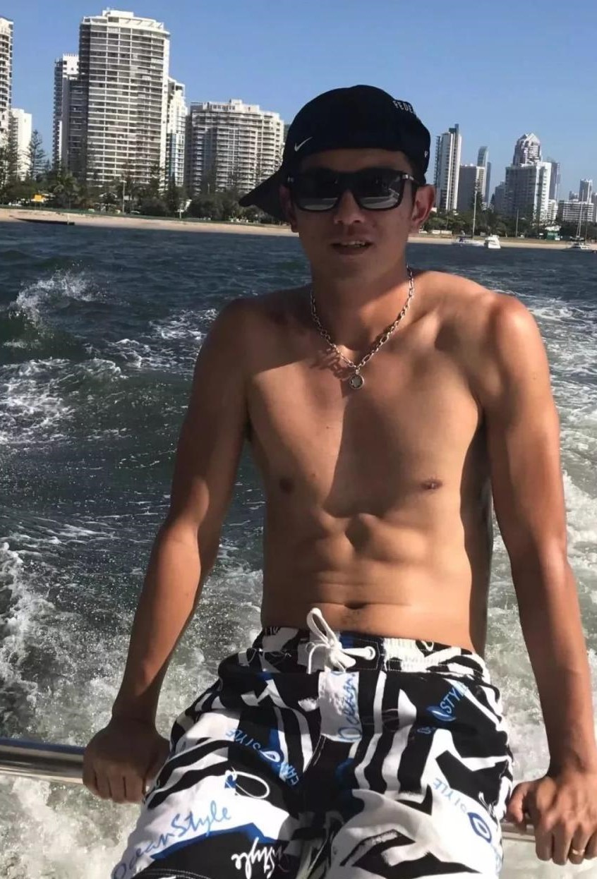 足球运动员走进更衣室视频,足球更衣室好还是篮球更衣室好