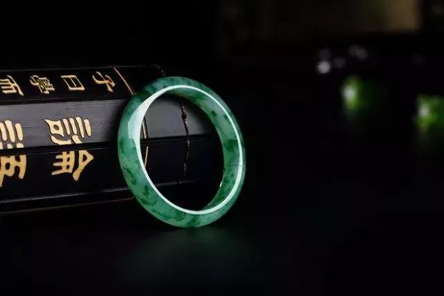 看看你手镯戴对了吗,翡翠手镯要怎么戴才是最合适的