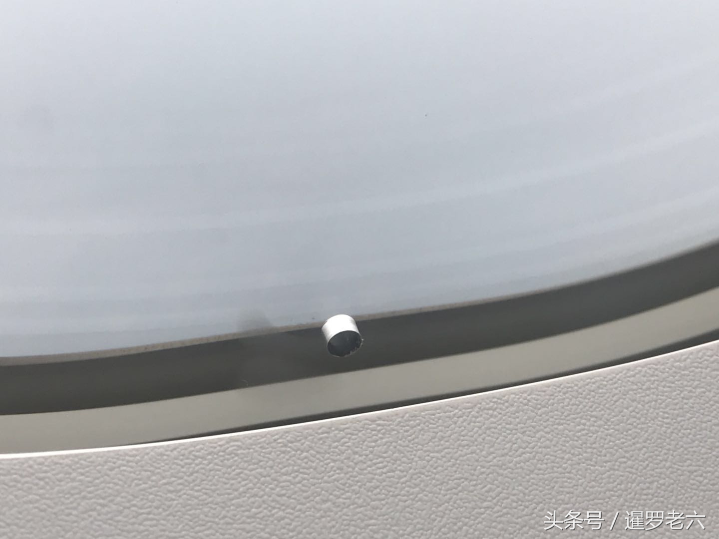 飞机窗户玻璃里面有蚊子,飞机窗玻璃间有蚊子